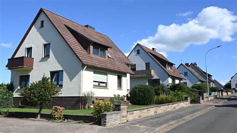 Immobilien Preissturz hält an jetzt ein Haus kaufen Was Experten raten