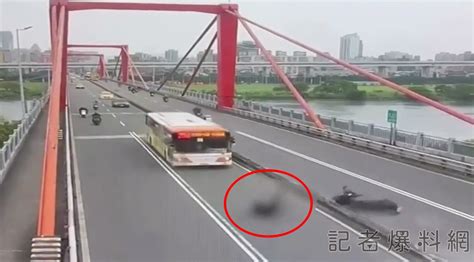 影／台北光復橋死亡車禍！ 41歲重機騎士自撞護欄摔飛遭對向公車輾斃