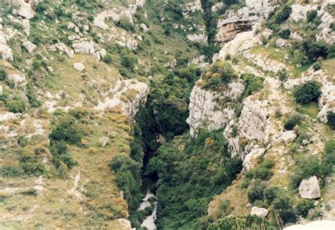 Necropoli Di Pantalica Provincia Di Siracusa Italia Giardini Del