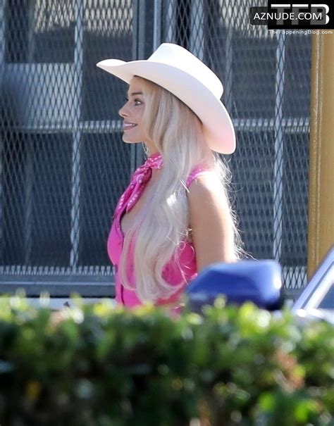 Margot Robbie Sexy Seen Flaunting Her Hot Figure Wearing A Cowboy Hat On The Set Of Barbie In LA