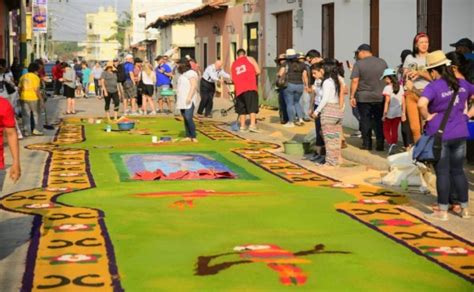 Fotos Coloridas Alfombras Adornan Las Calles Durante Semana Santa En