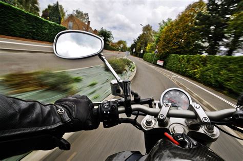Passione moto: senso di libertà vs regole. Quali sono i rischi?