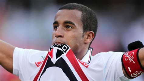 São Paulo anuncia retorno do meia Lucas Moura após 11 anos Descubra a