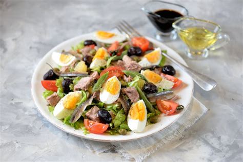 Französischer Salat Nicoise Mit Thunfisch Gekochte Kartoffeln Ei