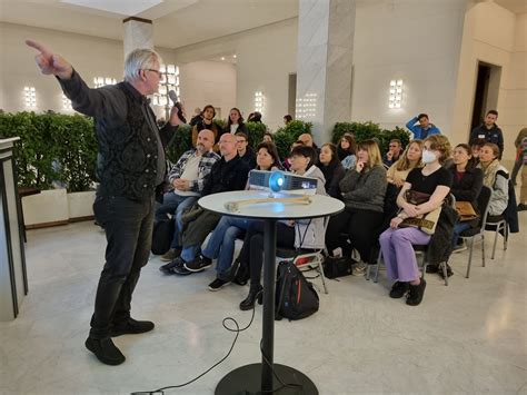 Fotoarchiv Roland Sedivy Der Detektiv Mit Dem Mikroskop