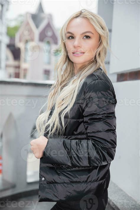 Portrait D Une Belle Blonde Photo De Stock Chez Vecteezy