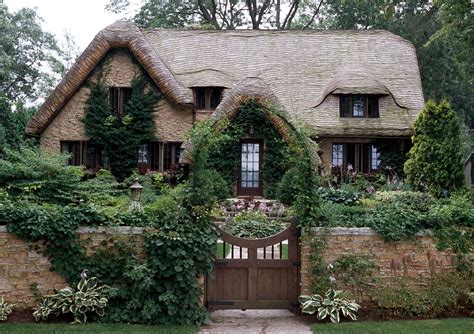 16 Cottage-Style Homes with Cozy Charm