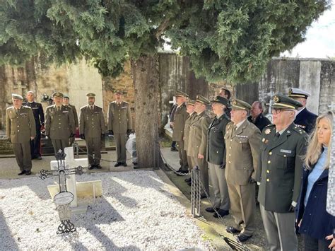 Defensa Rinde Homenaje En El Cementerio De Soria A Los Militares Ca Dos