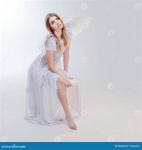 Jeunes Fille Blonde Merveilleuse Dans L Image D Un Ange Avec Les Ailes Blanches Photo Stock