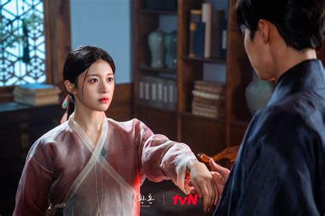 Lee Jae Wook Kisses Go Yoon Jung S Hand In A Daze In Alchemy Of Souls