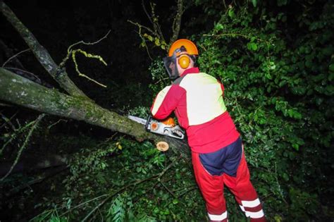 Rund Feuerwehreins Tze Nach Gewitter In O