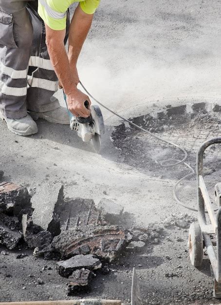 Radial Con Disco Para Piedra En Manos De Un Operador En Uniforme