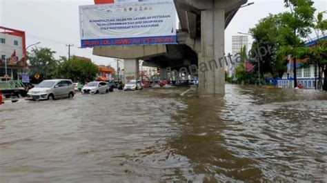 Dampak Hujan Badai Di Kota Makassar Banjir Di Jalan Raya Sampai Paha