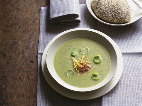 Cremige Rosenkohlsuppe Rezept EAT SMARTER