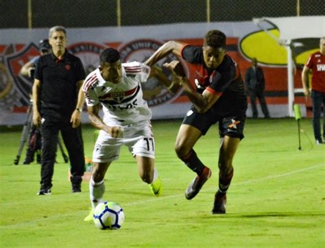 São Paulo vê zaga decidir até no ataque contra o Vitória e encerra