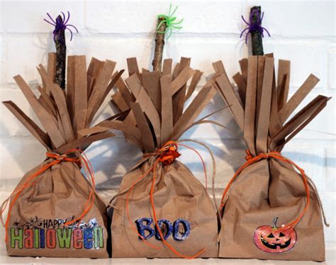 Simple Halloween Craft DIY Trick or Treat Bags | Happily Hughes