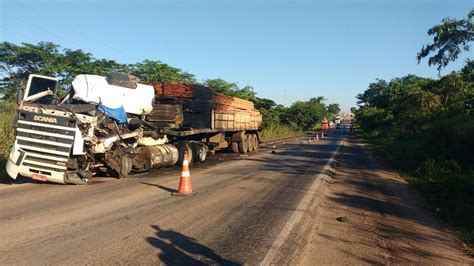 Duas Carretas Batem De Frente Uma Delas Pega Fogo E Motorista Morre Em