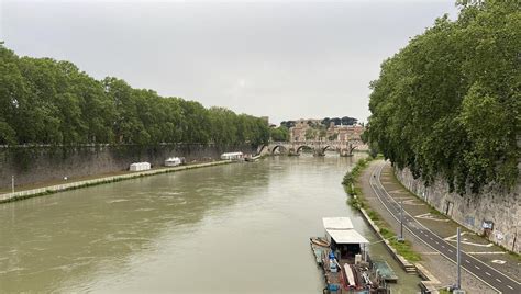 Sale Il Livello Del Tevere Chiuso L Accesso Alle Banchine Torna A