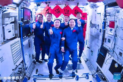 Astronautas Da Shenzhou Entram No M Dulo Central Da Esta O Espacial