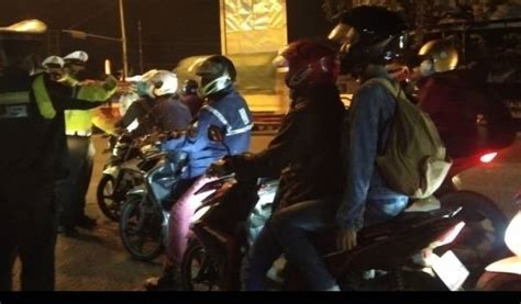 Pemudik Motor Pasrah Diputar Balik Di Karawang Uang Kami Habis Untuk