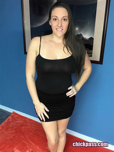 Curvy MILF Melanie Hicks Is Playing With Her Dildo