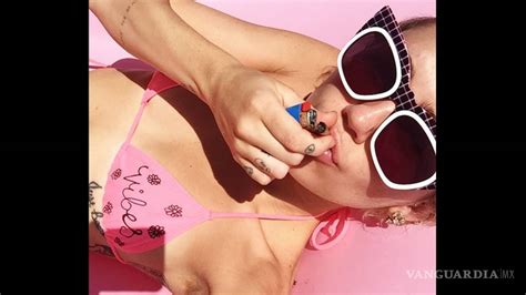 Cyrus Posa En Bikini Y Sin Vello Axilar