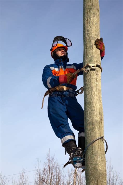 El Electricista En Un Poste Hace Que La Instalación Trabaja Foto de