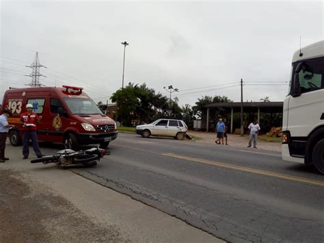 Motociclista De 56 Anos Fica Ferido Após Se Envolver Em Acidente Com Carro Na Br 470