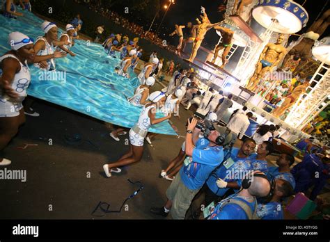 Float Und Samba T Nzer In Erstaunliche Kost M Vorbereiten F R Rio De