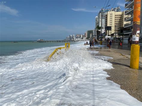 Advierten de nivel de amenaza "medio" por oleaje en playas ecuatorianas