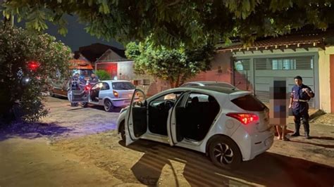 B Bada Beb Bate Em Tr S Carros Tenta Fugir E Derruba Muro No