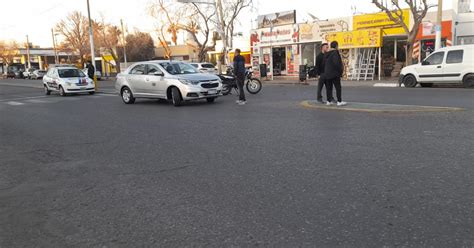 Un motociclista terminó en el hospital tras ser chocado por un remisero