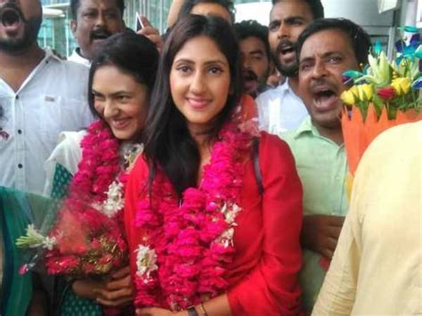 Uttar Pradesh Rebel Congress Mla Aditi Singh Joins Bjp Ahead Of Elections