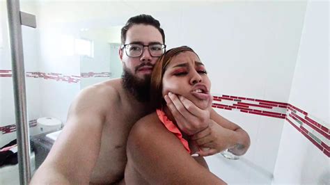 Je Prends Un Bain Avec Ma Voisine Brune Aux Gros Seins Et Elle Me Fait Du Savon Sur Le Pénis