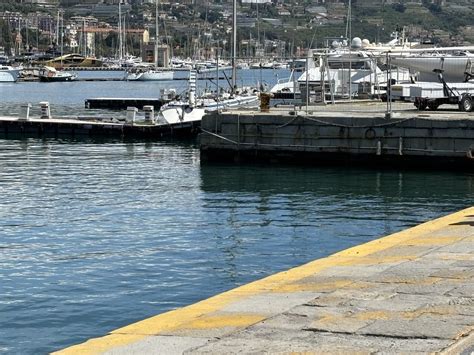 Auto Finisce In Acqua Nel Porto Di Sanremo Era Senza Freno A Mano