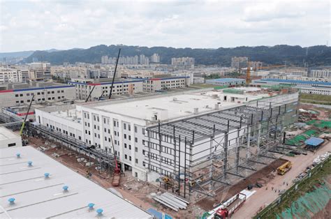 中建二局丨冲刺“双过半”！承建宜宾年产2万吨锂电项目全面封顶施工进行建设者