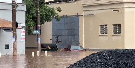 Temporal alaga vias e deixa carros submersos em Ribeirão Preto SP