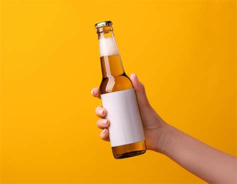 Manos Femeninas Sosteniendo Una Botella De Cerveza Sobre Un Fondo