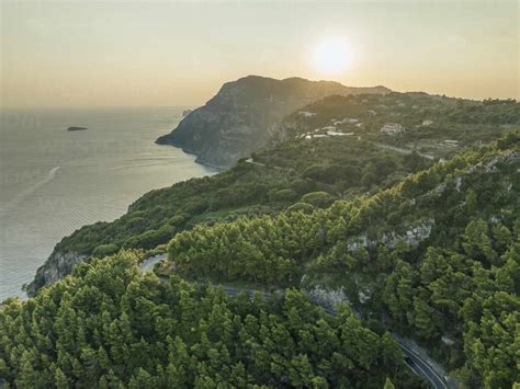 Luftaufnahme Der Amalfi Stra E Serpentinenstra E Durch Den Wald Entlang