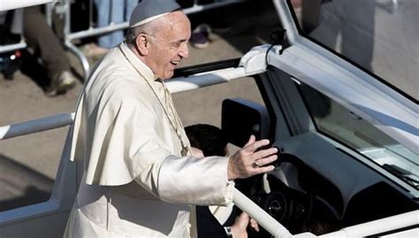 Papa Francisco Se Baja Del Papamóvil Para Ayudar A Carabinera Que Cayó De Caballo Video