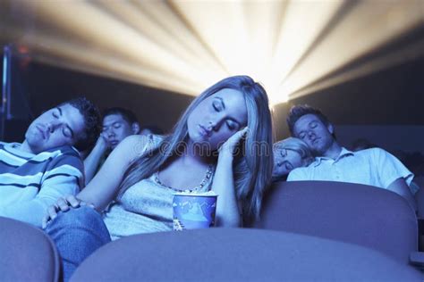 Les Jeunes à Regarder Un Film Ennuyeux à La Fille De Cinéma Dorment Photo Stock Image Du