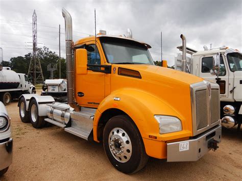 2016 Kenworth T880 Day Cab Truck