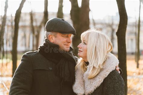 Retrato Detalhado De Uma Feliz Loira Madura E De Um Belo Brunette De Meia Idade Olhando Para Os