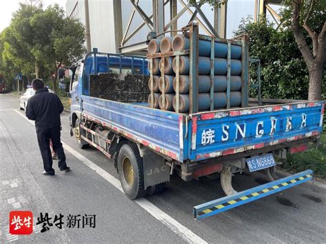 收废品收到危险品，这辆普货车违规运输被查执法人员道路交通