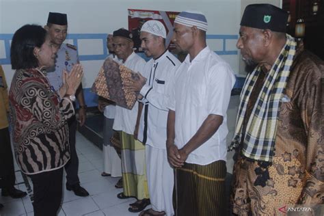 Kakanwil Kemenkumham Serahkan Sk Remisi Kepada Ratusan Wbp Di Ntt