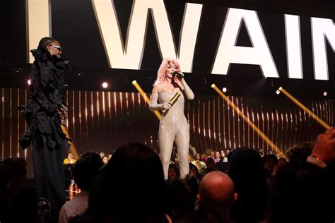 Shania Twain Is Unashamed Of Showing Off Naked Body In Her S The Hamden Journal