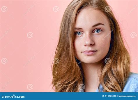 Adolescente Assez Rousse Avec Des Yeux Bleus Et Des Taches De Rousseur