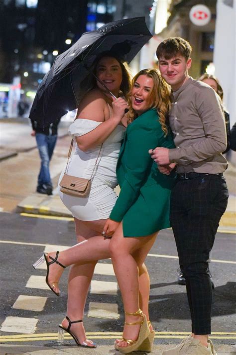 Шторм Юнис не остановил британцев, решивших гульнуть в уик-энд ...