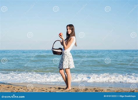 Jeune Femelle Caucasienne Sur Le Bord De La Mer Avec Le Panier Avec Des