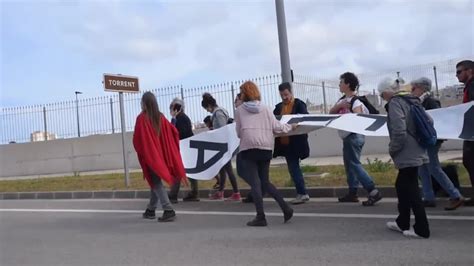 Medio Centenar De Personas Protestan En Mah N Contra Las Operaciones De